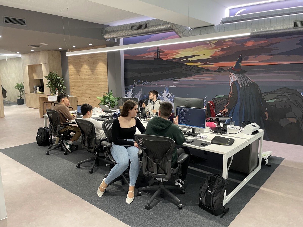 Personas trabajando en la oficina de desarrollo de Merlin
